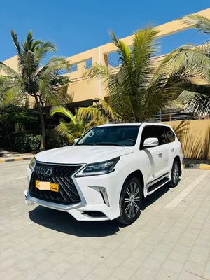 للبيع لكزس LX570 خليجي 2016 مع تأمين شامل مدة سنة
