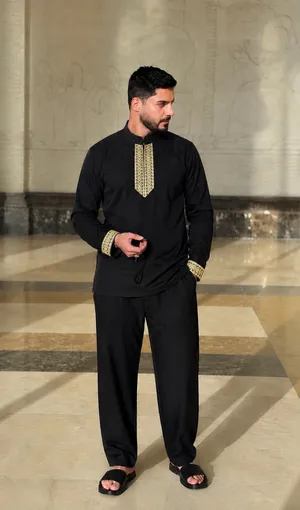 زي شور رجالي شبابي بتطريز يدوي مناسب للطلعات، الزيارات، المناسبات بااللون الأسود المميز سيد الالوان