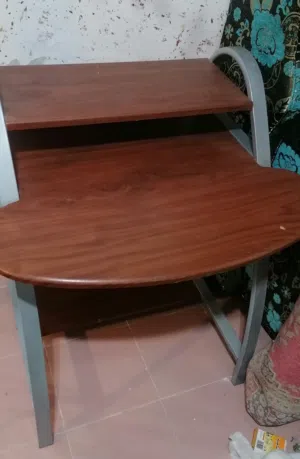 طاولة كمبيوتر ثقيلة و ممتازة