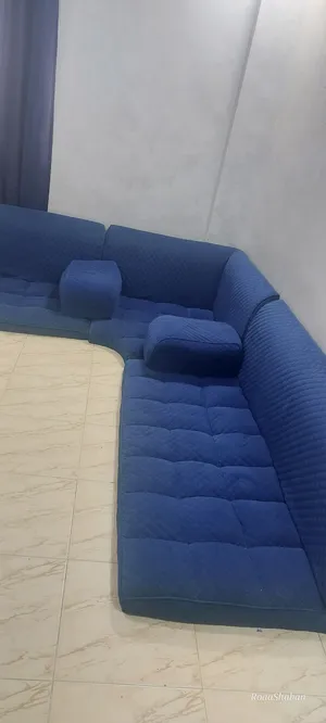 كنب خليجي فخم للبيع مع الطاولات والبرادي بسعر مغرٍ!
