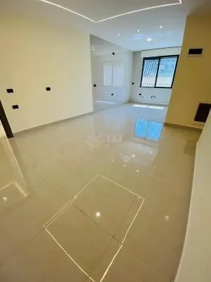 شقة مميزة للبيع في المقابلين مع ترس خارجي