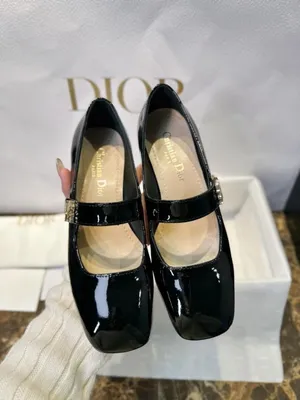 حذاء نسائي جذاب فاخر من ديور (Christian Dior)