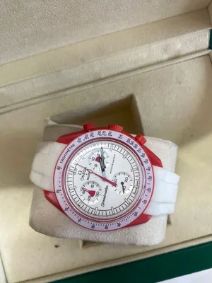 تصميم مستوحى من التعاون العالمي بين Omega و Swatch  ساعة جمعت الفخامة مع الروح الشبابية بستايل جريء