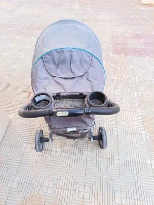 كروسه أطفال للبيع خاليه من عيوب كأنها جديده جايه من كندا معا سياره
