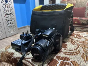 كاميرا نيكون بحالة الجديدة وجميع اكسسواراتها موجودة