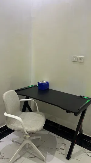 طاوله وكرسي