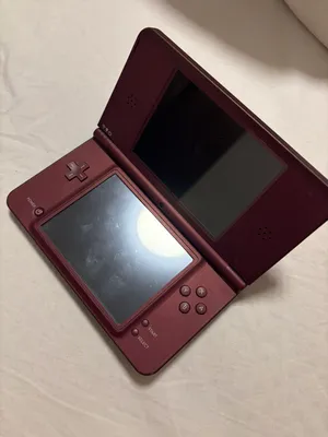 للبيع Nintendo DSi XL لون عنابي