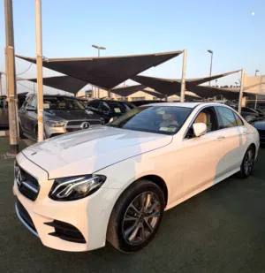 MERCEDES BENZ E-450 4MATIC 2020 - LOW MILEAGE ميرسيدس بلون ابيض متاحة للتقسيط عالبنك
