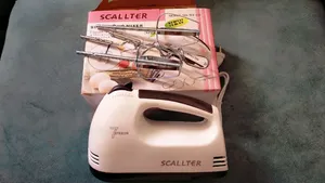للبيع: مضرب Scarlett بـ 7 سرعات (عملي وسريع).