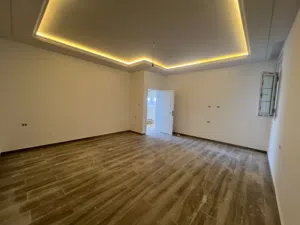 شقة الدور الأول للايجار السراج بالقرب من صالة الرويال تشطيب حديت جديدة عمارة خاصة جديدة