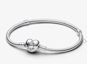 PANDORA Silver bracelet with heart-shaped clasp with some charms سوار باندورا فضة بشكل قلب مع إضافات