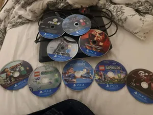 للبيع جهاز بلايستيشن 4 (PS4) مساحة 500 جيجابايت بحالة ممتازة وجاهز للاستخدام فوراً