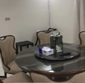طاولة طعام رخام وكراسيها من بيسس