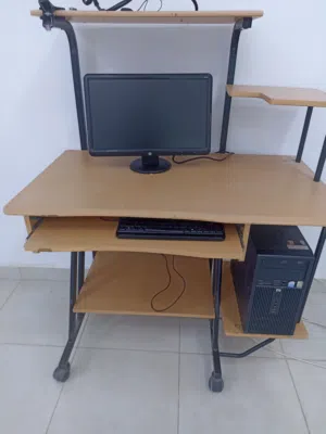 كمبيوتر مع طاولة