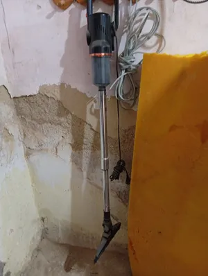 مكنسه كهربائيه عموديه مع مقبض بطول نحو متر و20