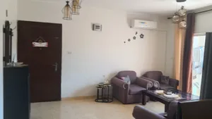 شقه للبيع في ماركا الشمالية مكونه من 3 نوم و2 حمامين وصالون كبير حرف L ومطبخ وبلكونة