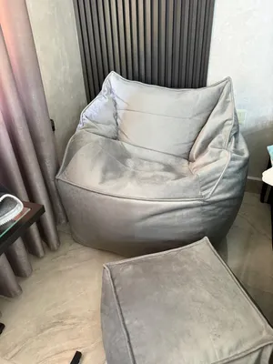 مقعد غرفة نوم رمادي