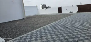 شقة عائلية نظيفة في الطابق الاول معبيلة الرابعة بالقرب من جسر الطريق السريع الرابط بين السيب وحلبان