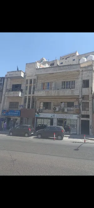 مستودعات وشقتين