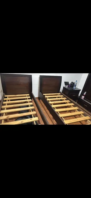 أثاث غرفة نوم تختين مع كومدينة للبيع