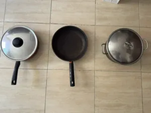 أربع طناجر مستعملات للبيع معا