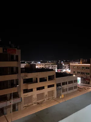 شقة مكونة من غرفتين نوم تتسع لخمس أشخاص مع بلكونة و حمام و صالة جلوس