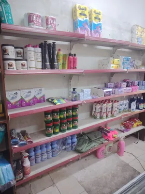 معدات بقالة و محتوياتها للبيع