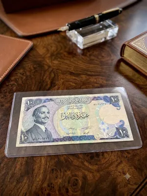 تظهر هذه العملة الورقية الأردنية فئة عشرة دنانير، وتعود في إصدارها إلى فترة السبعينات
