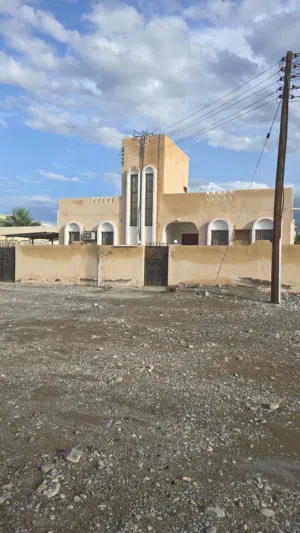 منزل ف الرستاق منطقة حي النهضة الغربية مؤجر مقابل مدرسة حي النهضة للتعليم الأساسي في الخط الأول للب