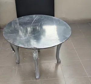 كرسيين صالون مع طاوله دائريه مع سجاده دائريه بحاله ممتازه جدا وبسعر رائع جدا