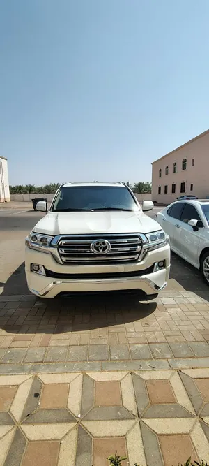 للبيع تويوتا لاندكروزر GXR موديل 2019، بمواصفات خليجية (GCC)، بحالة ممتازة ومعتنى بها جيدًا.