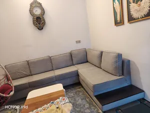 كورنر صاله رصاصي حرف L   قماش خاولي                              نظيف جدا  مع 4 كوشايات لون فيروزي
