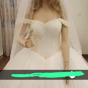 فستان زفاف فاخر للبيع �