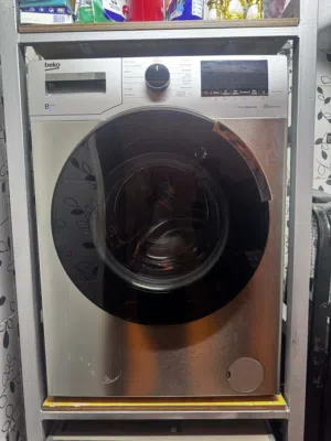 غسالة ملابس بيكو (Beko) مزودة بخاصية التجفيف، وتتميز بسعة غسيل تصل إلى 8 كيلوغرام وسعة تجفيف 5 كيلو