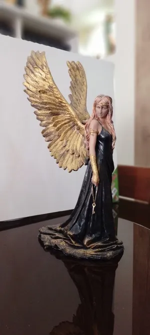 Haniel Koruyucu Melek Heykeli – El Boyaması Gold Detaylı Dekoratif Polyester Heykel 45 cm