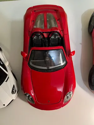 Porsche Carrera GT — Maisto — Scale 1:18 — Red