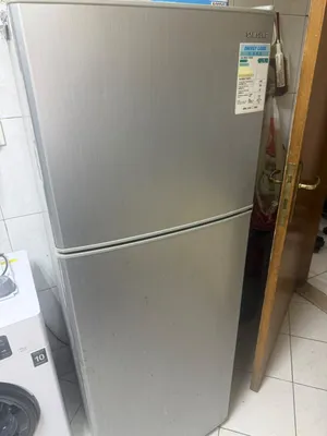 للبيع فريزر بحاله ممتازه و ثلاجه بحاله ممتازه وطقم سفره طعام من 6 كراسى وسفره من إيكيا