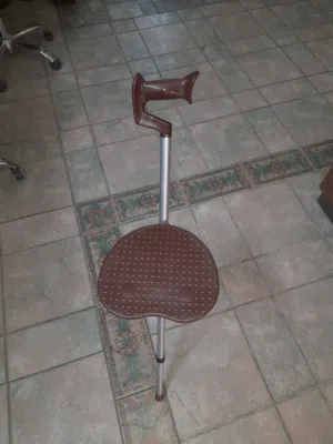 كرسي و عكاز عصا المشي القابلة للطي مع مقعد هي أداة مساعدة على الحركة خفيفة الوزن و متعددة الاستخداما