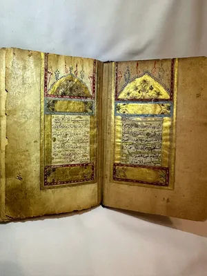 مصحف عثماني مذهب لمدينة جده بخط اليد لمحمد حلمي افندي ، وتلميذه