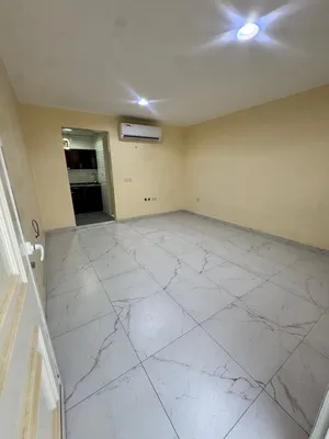شقه غرفه وصالة و حوش