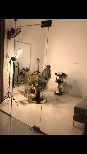 كراسي حلاقه للبيع معه مريه عمودي معه قنفات. وميز متحرك