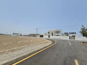 ارض في بركاء مجاوره للمعبيله الجنوبية ومدينة سلطان هيثم قريب شارع سلطان قابوس