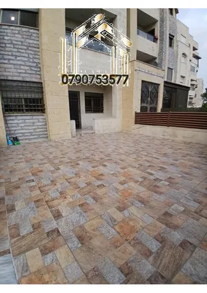 شقة للايجار مع ترس وكراج خاص موقع مميز