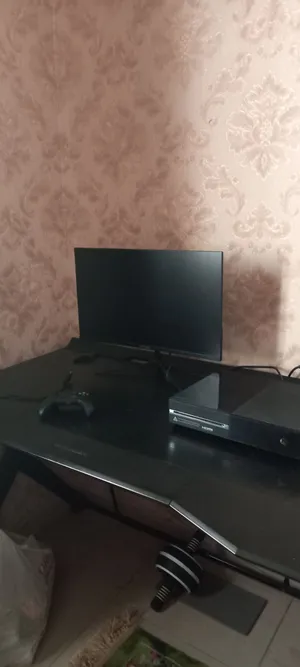 اكس بوكس ون مع اسلاكه وكنترولار وشاشة و6 اقراص لعب ب 200 وقابل للتفاوض  . . . . . . . . . . . . . .