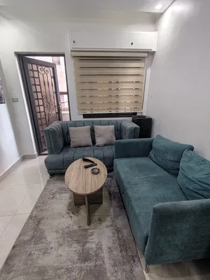 استديو غرفه وصاله ومطبخ وحمام وبلكونه مفروش فرش كامل ومرتب في الجبيهة للإيجار 260 دينار شهري