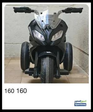سكوت ثلاثيه العجله/ الموديل مستوحى من دراجات بي ام دبليو. BMW الماركه/ مصممه بتصميم يحمل شعار BMW