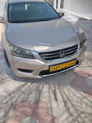 هوندا اكورد 2013 موديل صالون بحالة ممتازة مع مواصفات خليجية ورخصة سارية