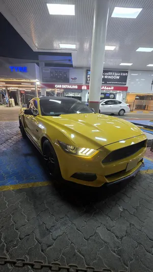 Clean Yellow & Black Ford Mustang V6 2017 - American Specs