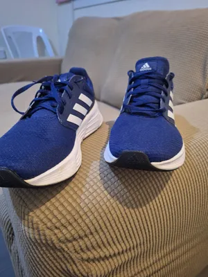 حذاء رياضي اديداس. استعمال خفيف.معقم  نظيف. المقاس 43.5 .اصلي من متجر اديداس. Adidas. استعمال خفيف.