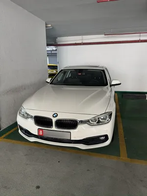 BMW 318i موديل 2018 للبيع – أبيض – فتحة سقف